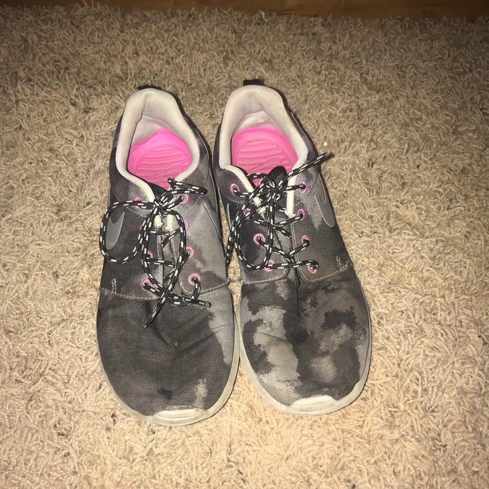 Grey Nike tennis shoes